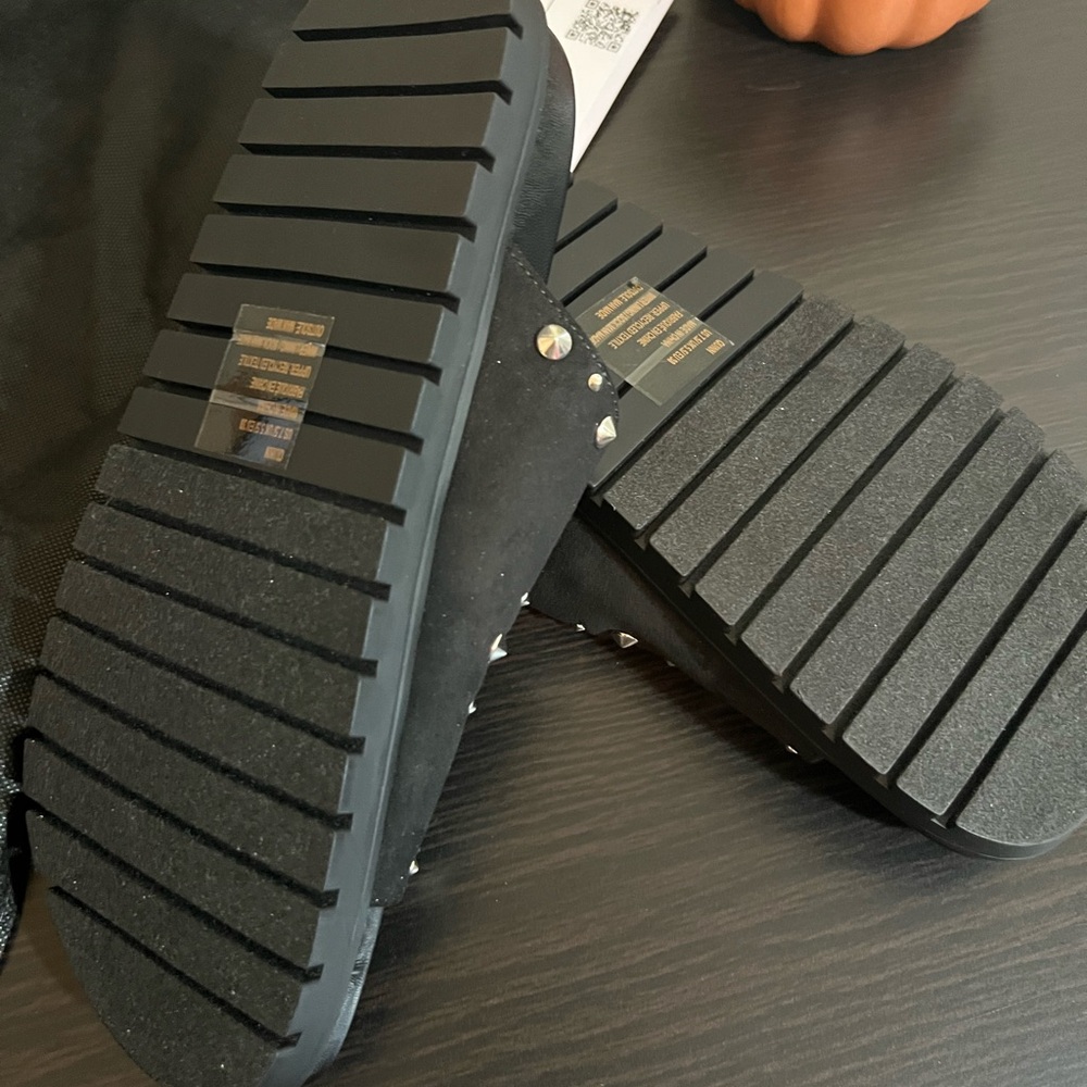 Black and gold studded sandals 7.5 NEW - Picture 7 of 11